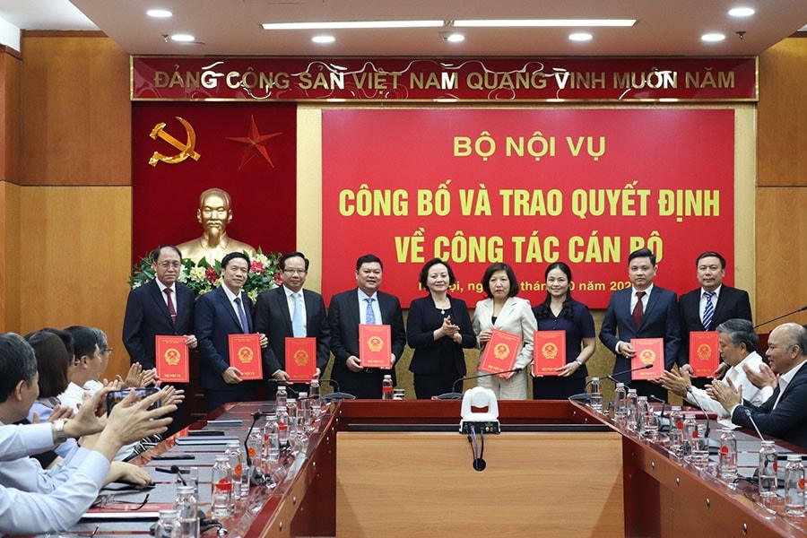 Bộ trưởng Bộ Nội vụ Phạm Thị Thanh Trà trao các quyết định bổ nhiệm cán bộ. Ảnh: Dân Trí.