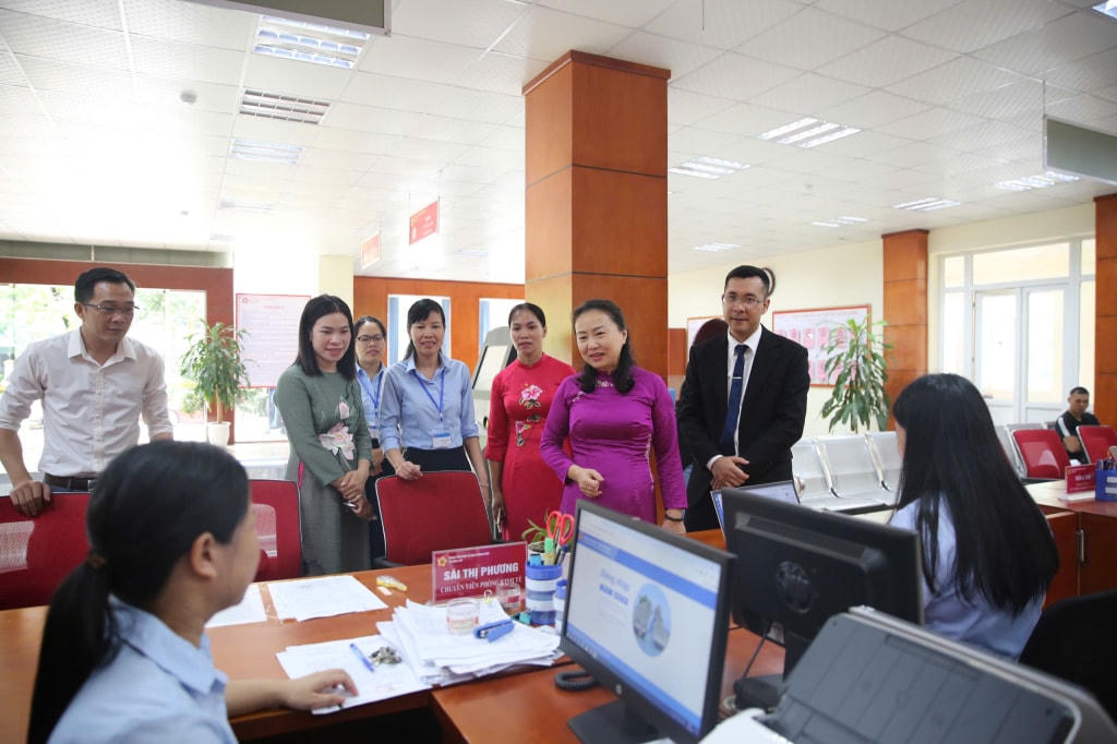 Bà Vi Ngọc Bích, Phó Chủ tịch Thường trực HĐND tỉnh Quảng Ninh thăm và trao đổi với người dân làm thủ tục tại Trung tâm Phục vụ hành chính công xã Bình Liêu. Ảnh: CTV.
