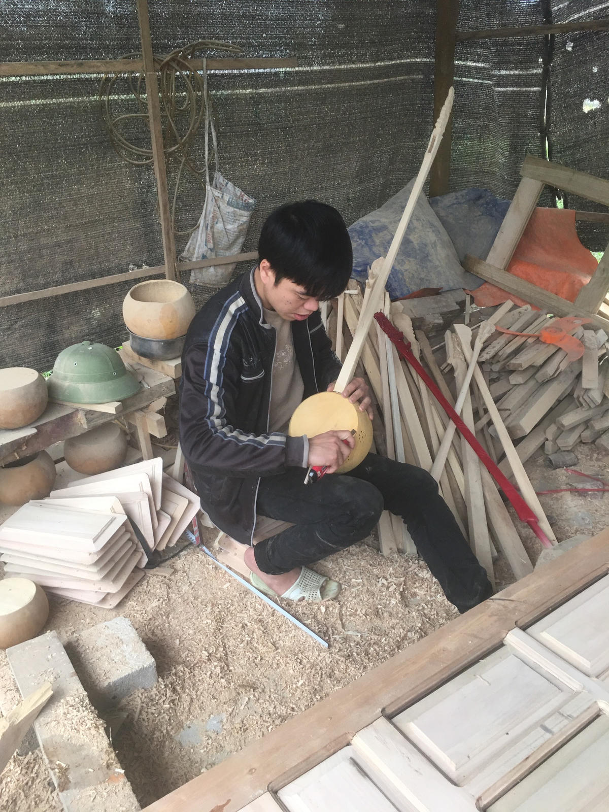 Nghệ nhân trẻ Dương Doãn Quảng trong xưởng chế tác đàn tính.  