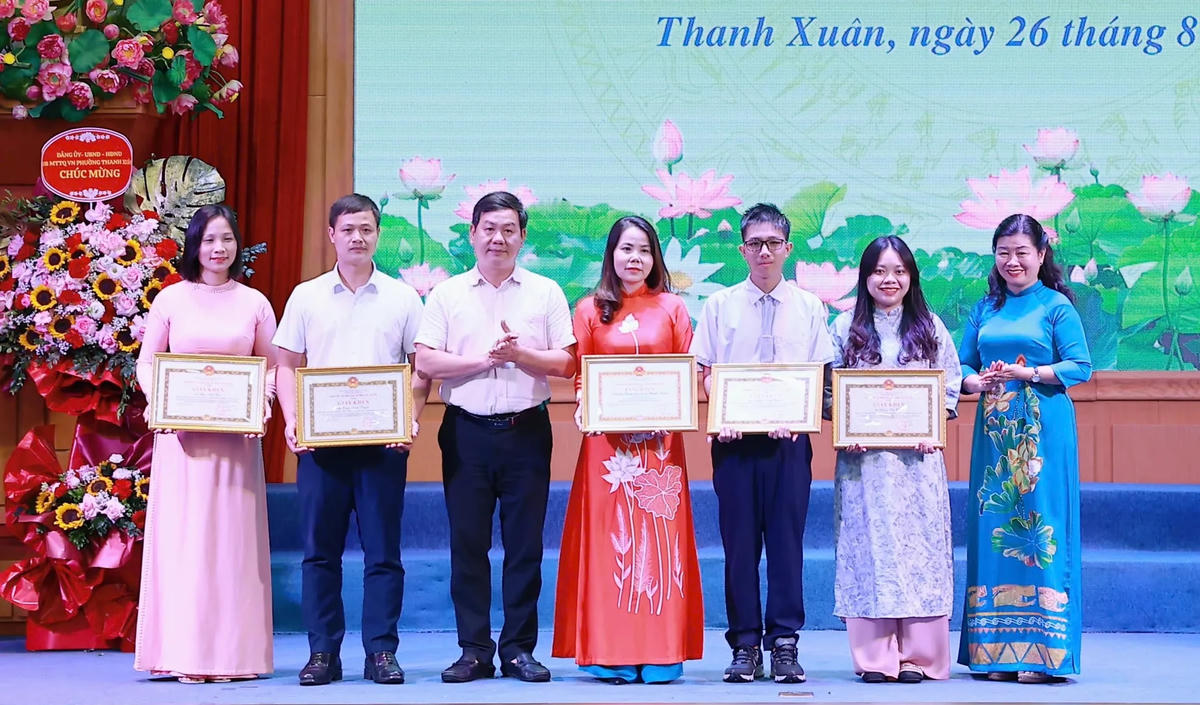 Hình ảnh 5 Tập thể, cá nhân Trường THCS Thanh Xuân được khen thưởng có thành tích trong chương trình đào tạo song bằng tú tài THPT Quốc gia và tú tài Anh quốc.