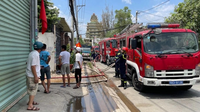 Hàng chục chiến sĩ cùng xe chữa cháy đến hiện trường ứng cứu người dân. Nguồn ảnh: Dân Trí.