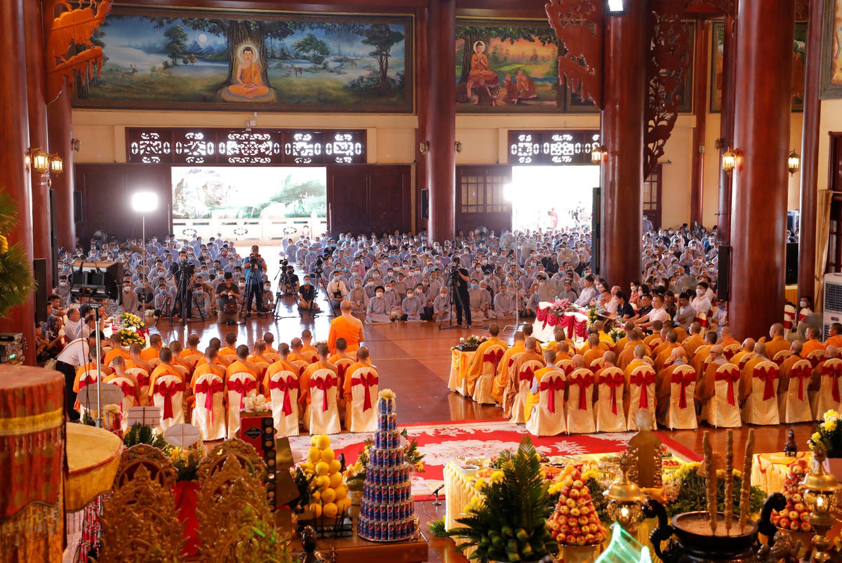Hàng vạn Phật tử đã hành hương về chùa Ba Vàng (TP Uông Bí, Quảng Ninh) để dự Đại lễ Giỗ Tổ Trúc Lâm Ma Ha Sa Môn Tuệ Bích Phổ Giác lần thứ 265 và tham gia pháp đàn Lương Hoàng Bảo Sám.