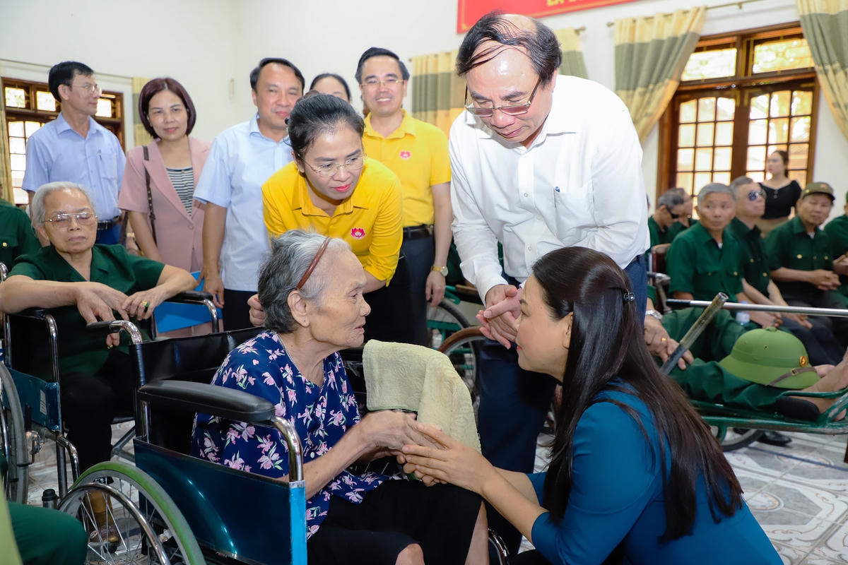 Đồng thời, mong các bác tiếp tục góp phần giáo dục truyền thống cho lớp trẻ, thế hệ tương lai của đất nước về truyền thống cách mạng của cha ông.