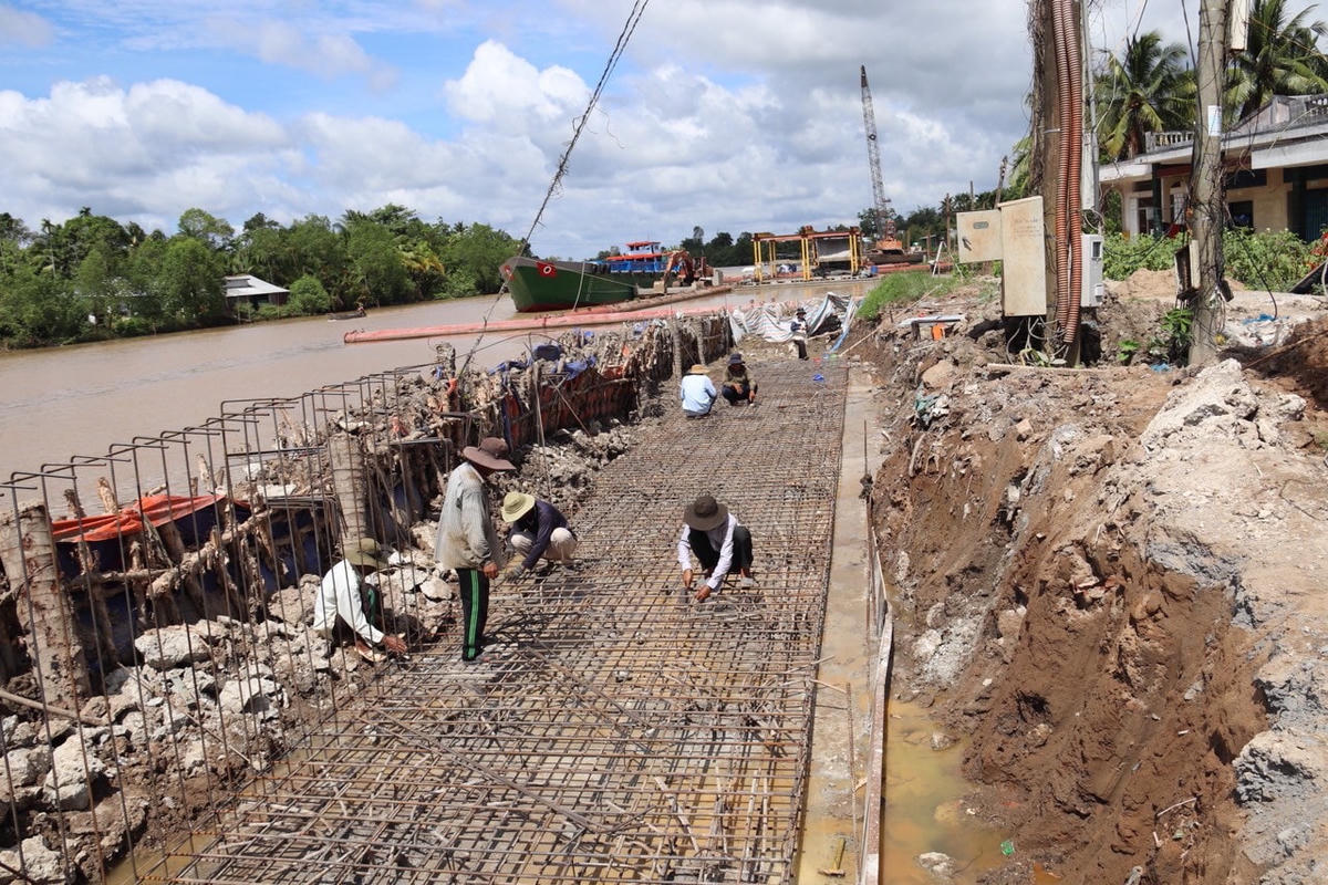 Một đoạn kè chống sạt lở đang được thi công tại huyện Châu Thành (tỉnh Hậu Giang).