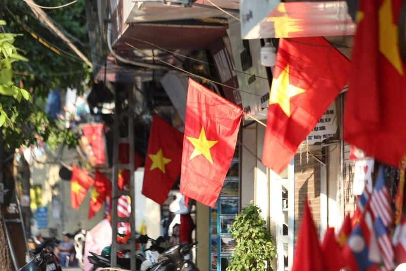 Đường phố Hà Nội rực rỡ cờ hoa chào mừng Lễ 30/4 và 1/5