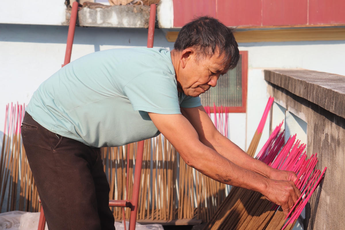 Theo chia sẻ của ông Mậu, việc làm hương bằng máy sẽ giảm bớt khó khăn đồng thời tăng năng suất. Tuy nhiên, làm hương bằng tay vẫn có những nét đặc trưng riêng, khiến khách hàng nhớ rằng chỉ tại Đông Khê mới có những mùi hương đặc biệt đó.  