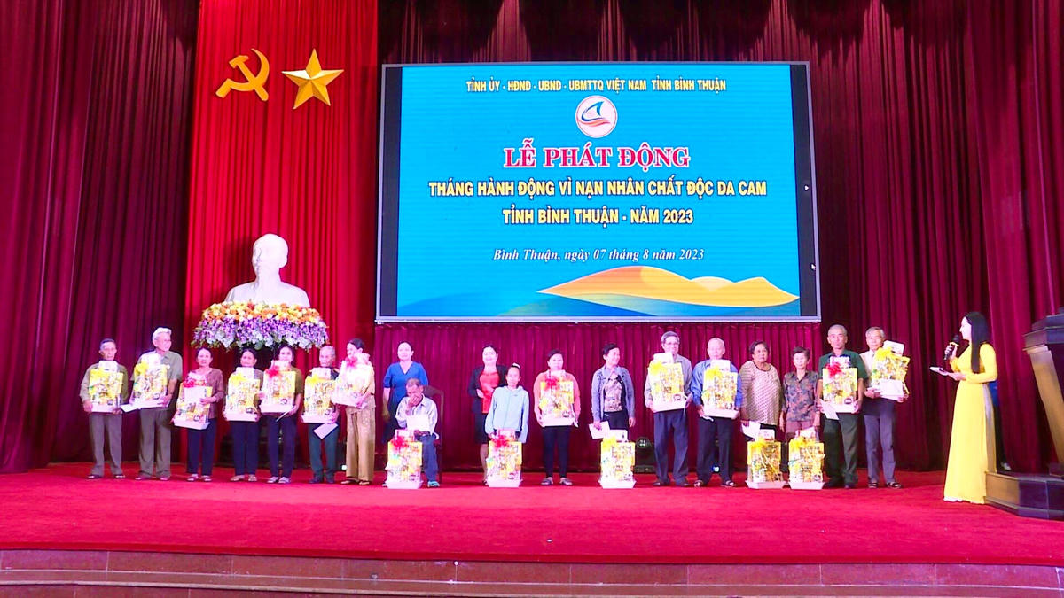 Tặng quà cho các nạn nhân chất độc da cam tiêu biểu năm 2023.
