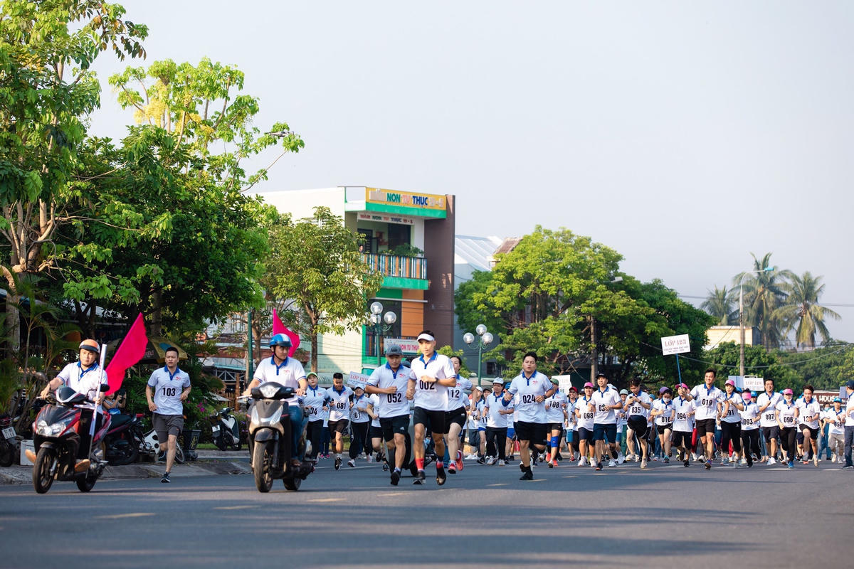 Các vận động viên đang tranh tài tại giải giải Marathon “Bước chân vì sức khỏe”.