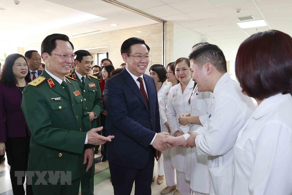 Chủ tịch Quốc hội Vương Đình Huệ với các y, bác sỹ Bệnh viện Trung ương Quân đội 108. (Ảnh: Doãn Tấn/TTXVN).