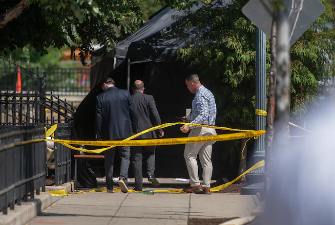 Cảnh sát điều tra tại hiện trường vụ xả súng ở khu vực Truxton Circle. (Nguồn: The Washington Post).