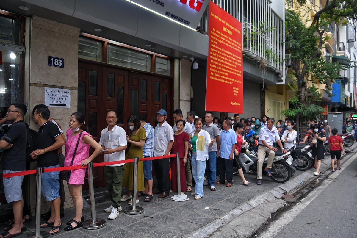 Tết Trung thu đang cận kề, nhu cầu mua bánh Trung thu tăng cao tại một cơ sở sản xuất và bán bánh Trung thu nằm trên phố Thụy Khuê hiện có rất đông người dân đang xếp hàng chờ mua bánh. Thậm chí, lượng bánh Trung thu không đủ bán, cửa hàng phải treo biển hết bánh.