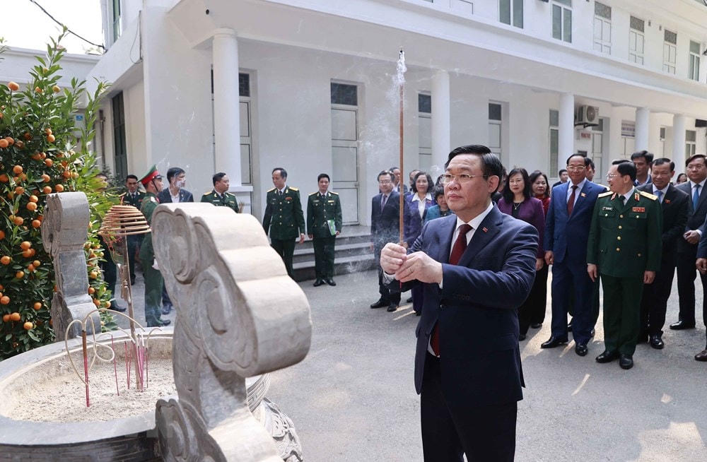 Chủ tịch Quốc hội Vương Đình Huệ dâng hương tại Nhà tưởng niệm Chủ tịch Hồ Chí Minh. (Ảnh: Doãn Tấn/TTXVN).