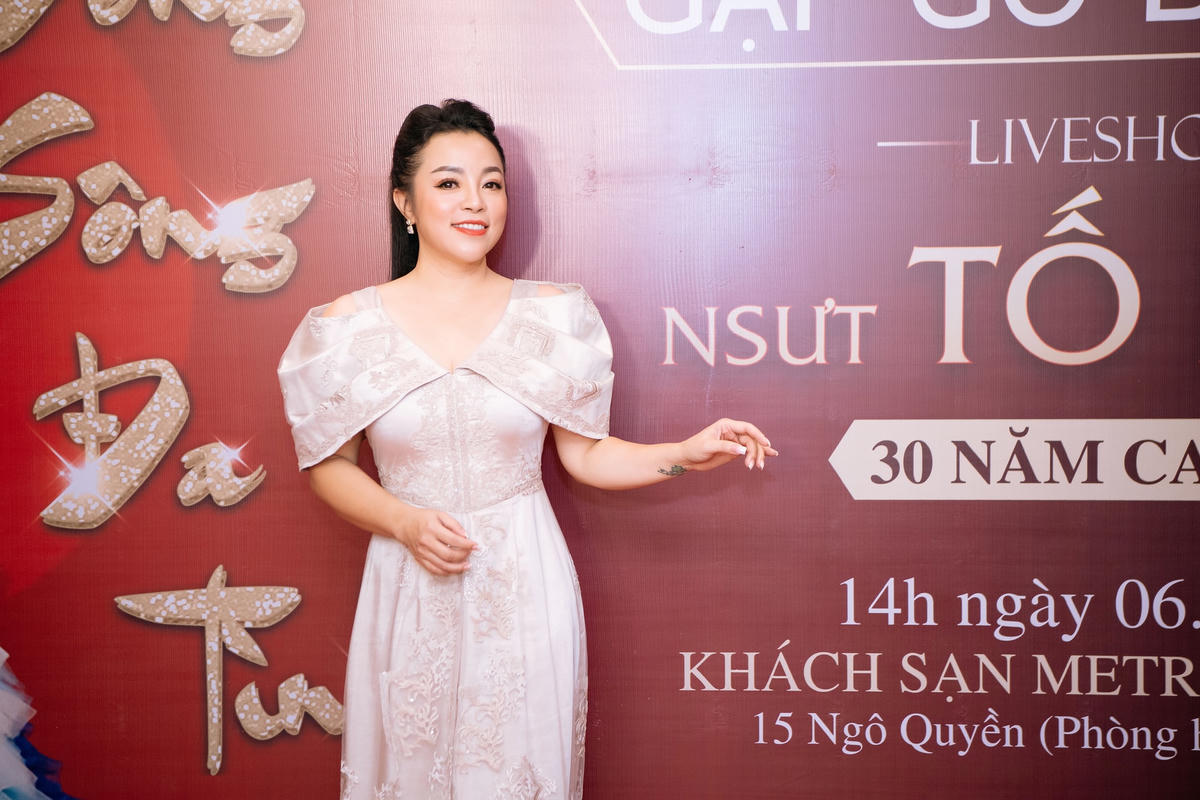 NSƯT Tố Nga làm liveshow kỷ niệm 30 năm ca hát. 