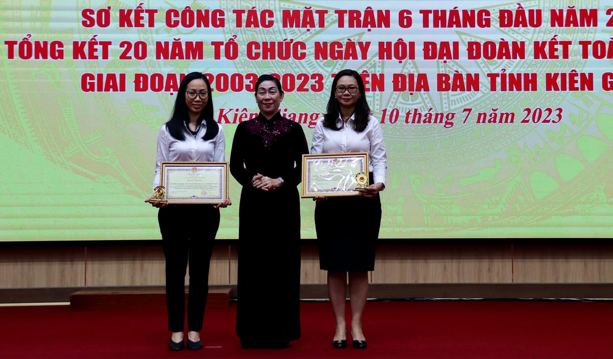 Bà Lê Thị Vệ trao Bằng Khen của Chủ tịch UBND tỉnh cho đại diện 2 tập thể có thành tích xuất sắc đột xuất trong công tác đóng góp Quỹ "Vì người nghèo" và "An sinh xã hội" năm 2022.
