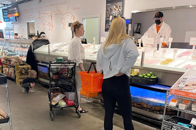 Amber ăn mặc đơn giản đi mua hàng giảm giá cùng em gái. Ảnh: TMZ.