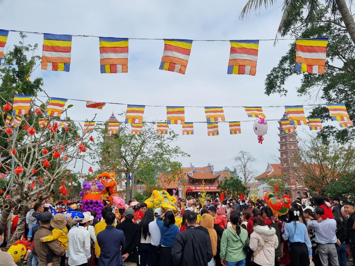 Lối ra vào chùa Hoằng Phúc tập trung hàng trăm người đi lễ. 