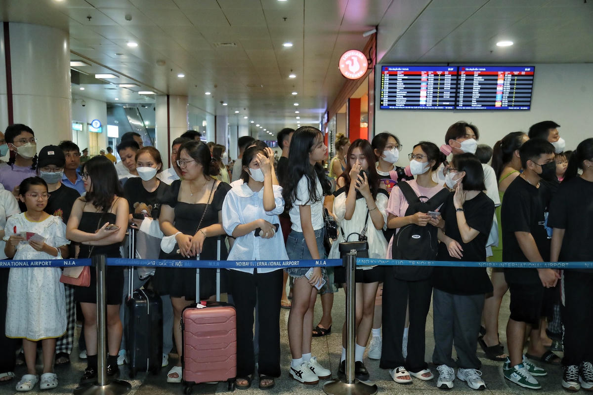 Để chuẩn bị cho 2 đêm diễn vào ngày 29 và 30/7, tối 28/7, nhóm BlackPink đổ bộ sân bay quốc tế Gimpo (Hàn Quốc), khởi hành sang Việt Nam.