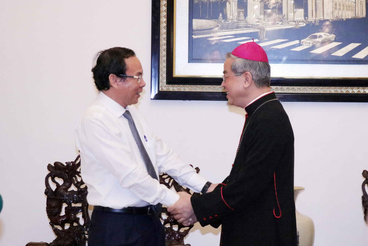 Bí thư Thành ủy TP HCM Nguyễn Văn Nên đã thay mặt đoàn gửi lời chúc mừng đến Tổng Giám mục Tổng Giáo phận TP HCM Giuse Nguyễn Năng.