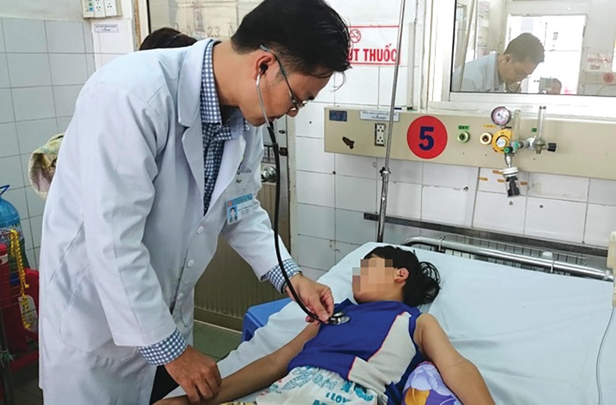 Điều trị cho bệnh nhi mắc sốt xuất huyết tại Bệnh viện Nhi đồng 1 TP HCM.  