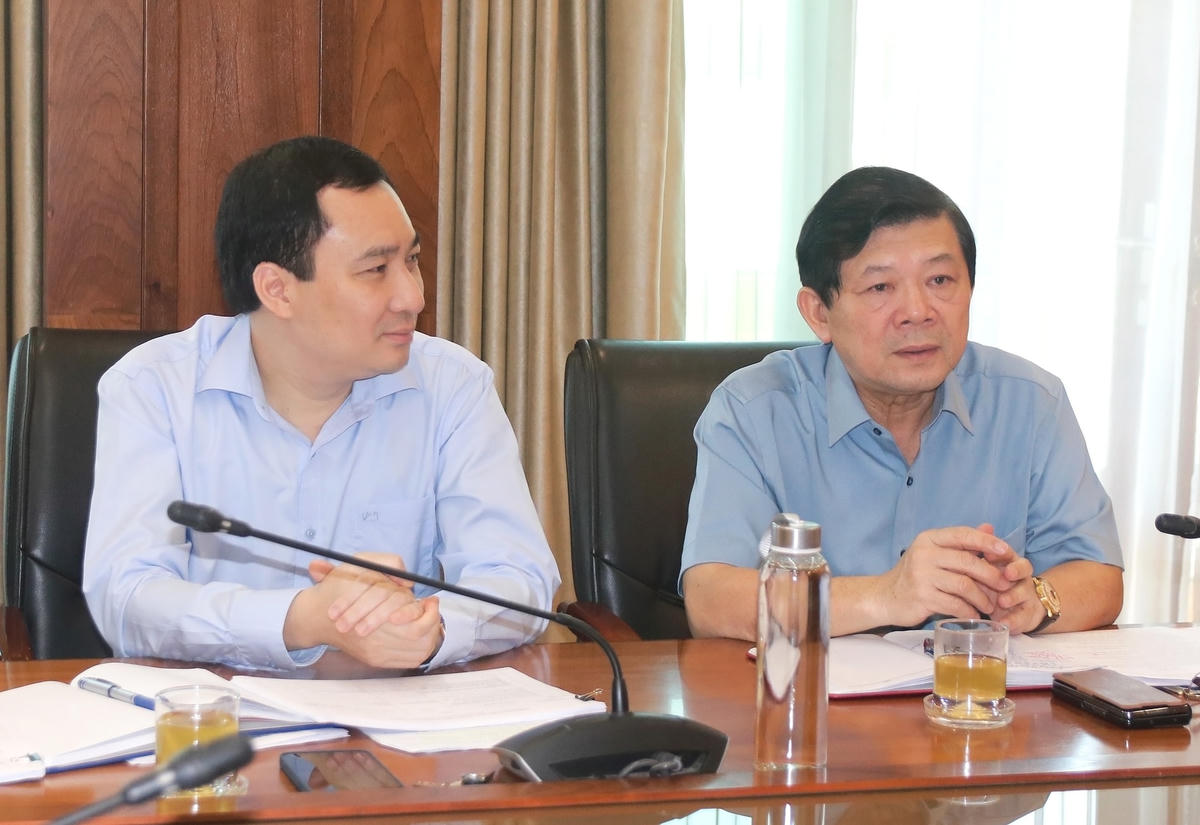 Phó Chủ tịch UBTƯ MTTQ Việt Nam Nguyễn Hữu Dũng cùng các đại biểu tham dự cuộc họp.