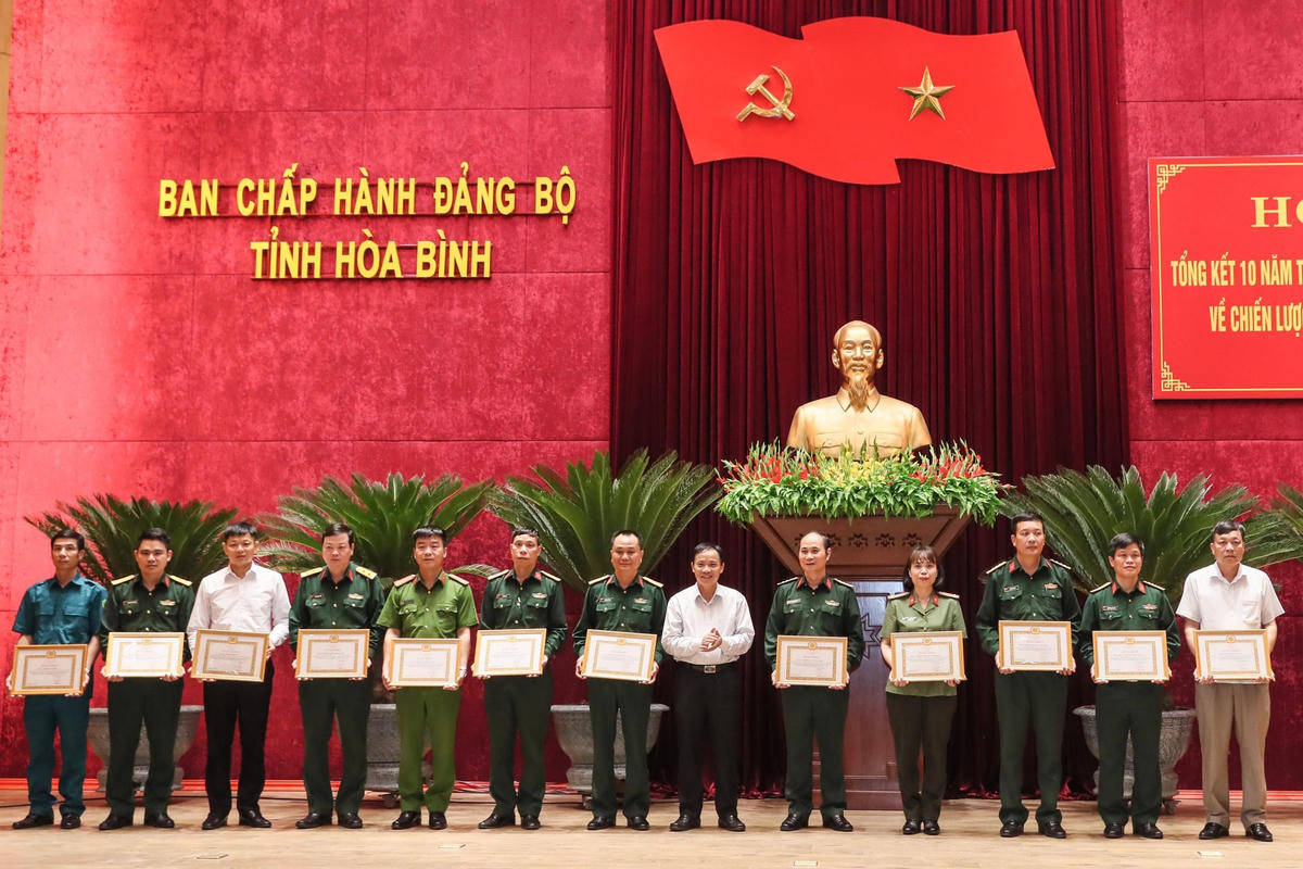 Ông Bùi Văn Khánh, Phó Bí thư Tỉnh ủy, Chủ tịch UBND tỉnh Hòa Bình trao Bằng khen cho các cá nhân có thành tích xuất sắc trong 10 năm thực hiện Nghị quyết Trung ương 8 khóa XI về Chiến lược bảo vệ Tổ quốc trong tình hình mới giai đoạn 2013-2022.