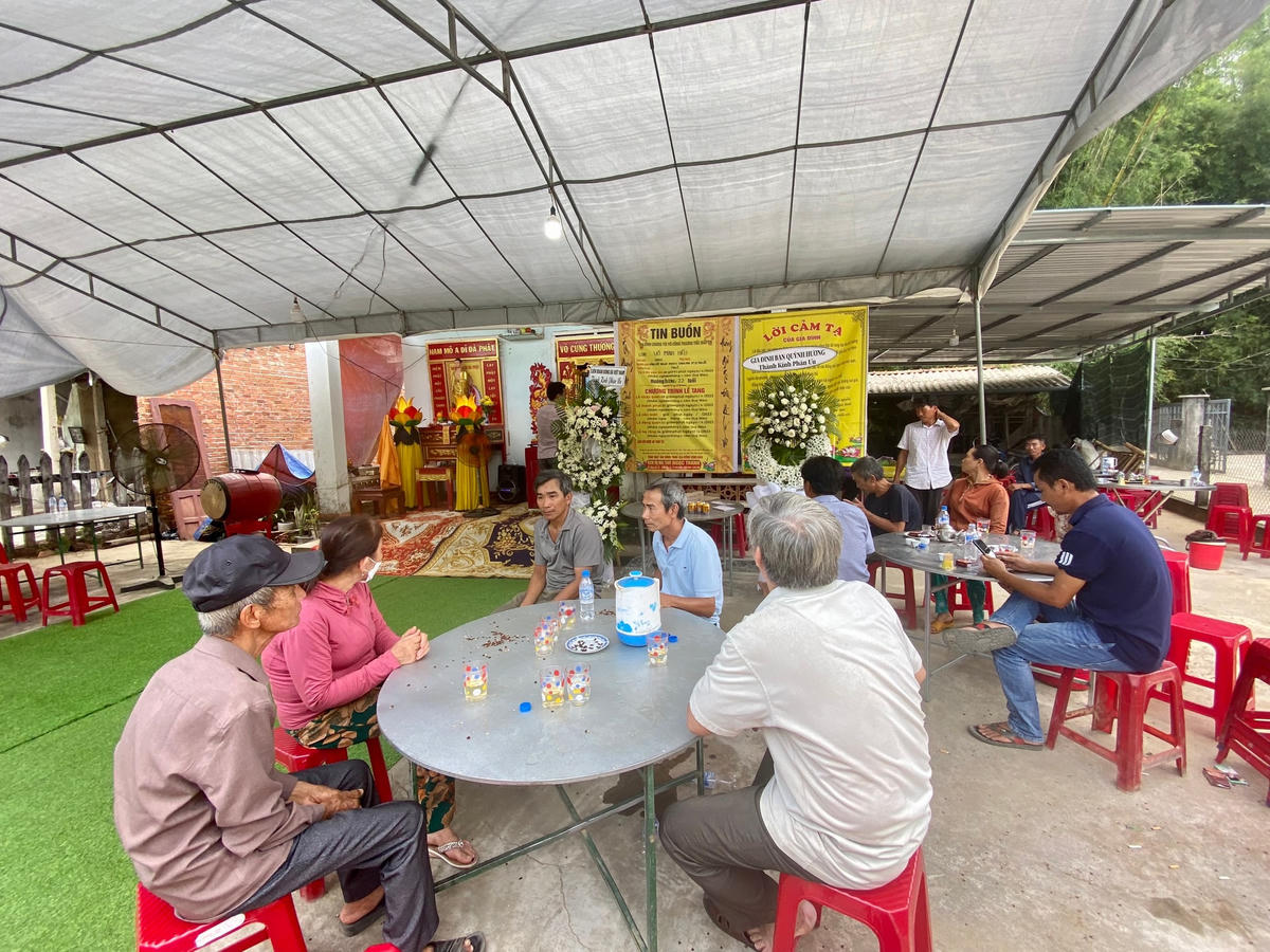 Bà con hàng xóm đến thăm hỏi, chia buồn với gia đình.