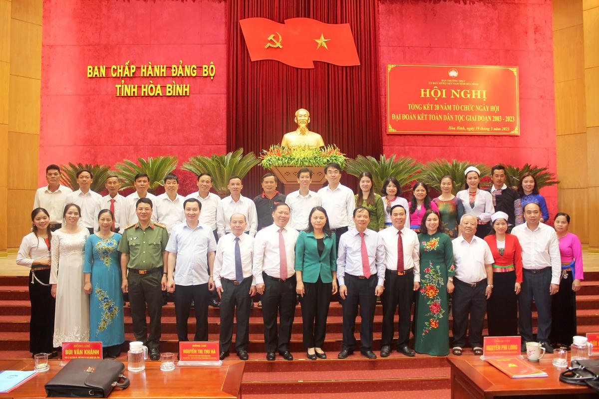 Phó Chủ tịch - Tổng Thư ký Nguyễn Thị Thu Hà cùng các đại biểu tham dự Hội nghị chụp ảnh lưu niệm.