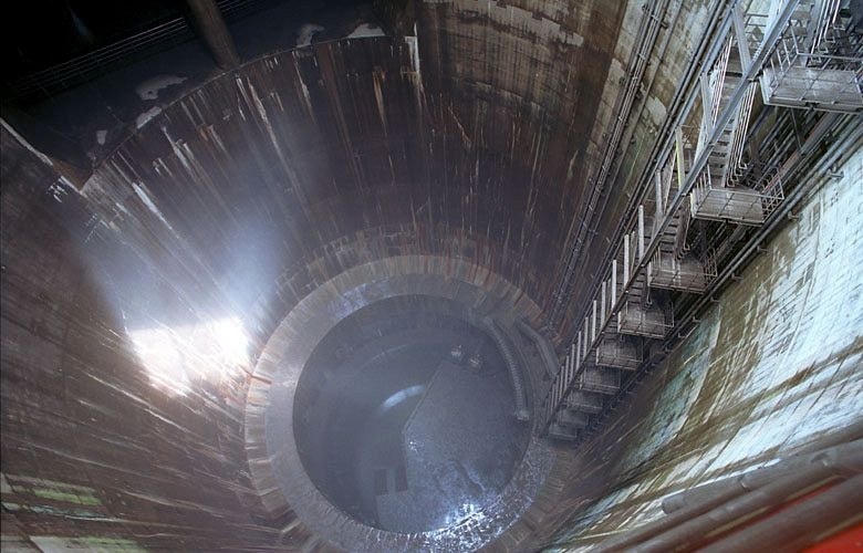 Bên cạnh đó là một bể nước lớn cao 25,4 m, dài 177 m và rộng 78 m mang tên gọi riêng "The Temple"(Ngôi Đền). 