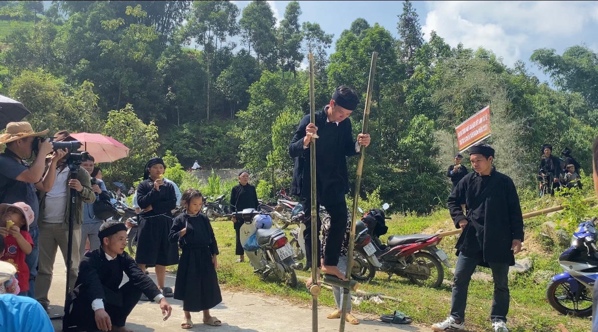 Trò chơi dân gian trong Tết Khu Cù Tê.