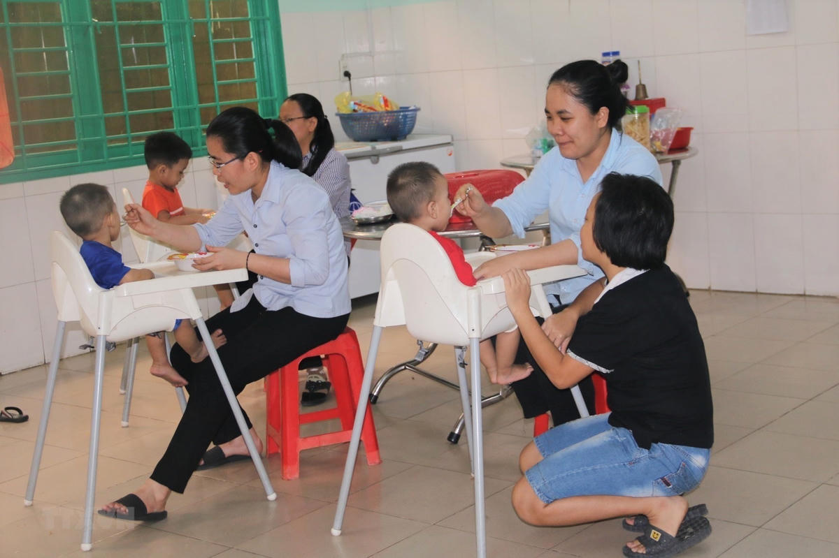 Trẻ mồ côi được nuôi dưỡng tại Trung Tâm Nuôi dưỡng trẻ mồ côi giáo xứ Hà Nội (TP Biên Hòa, tỉnh Đồng Nai). Ảnh: TTXVN.