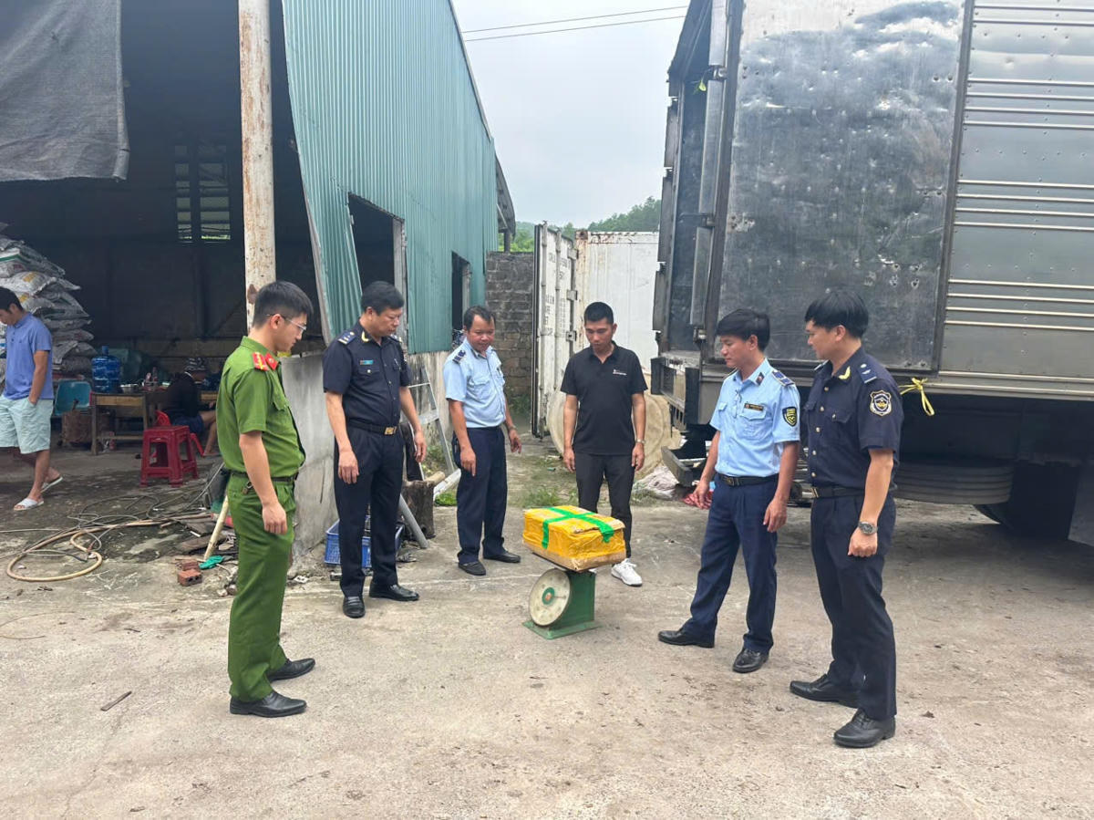 Các lực lượng chức năng tiến hành kiểm đếm hàng hóa. Ảnh: Chi cục QLTT Quảng Ninh.