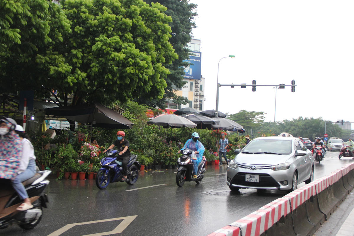 Tuy nhiên, những năm gần đây lòng đường, vỉa hè của các tuyến đường này lại bị chiếm dụng để kinh doanh, buôn bán khiến giao thông trên tuyến đường trở nên phức tạp hơn.