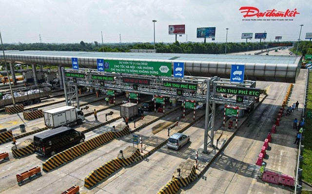Các phương tiện di chuyển qua trạm thu phí. Ảnh minh hoạ.