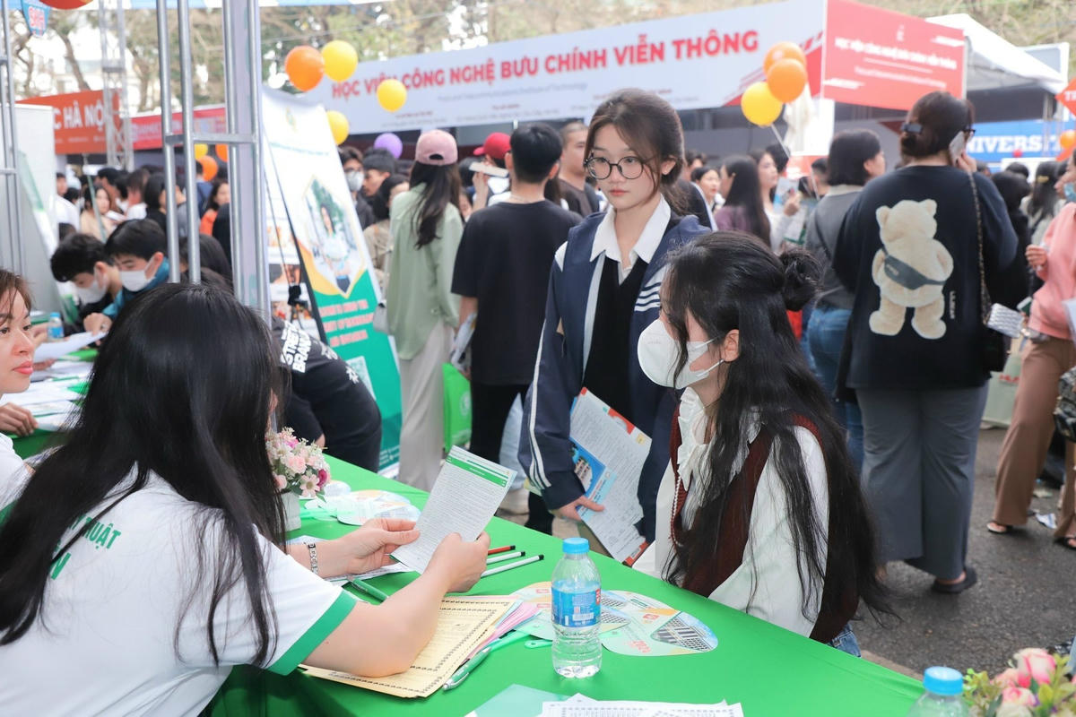 Trường đại học tư vấn tuyển sinh cho thí sinh.