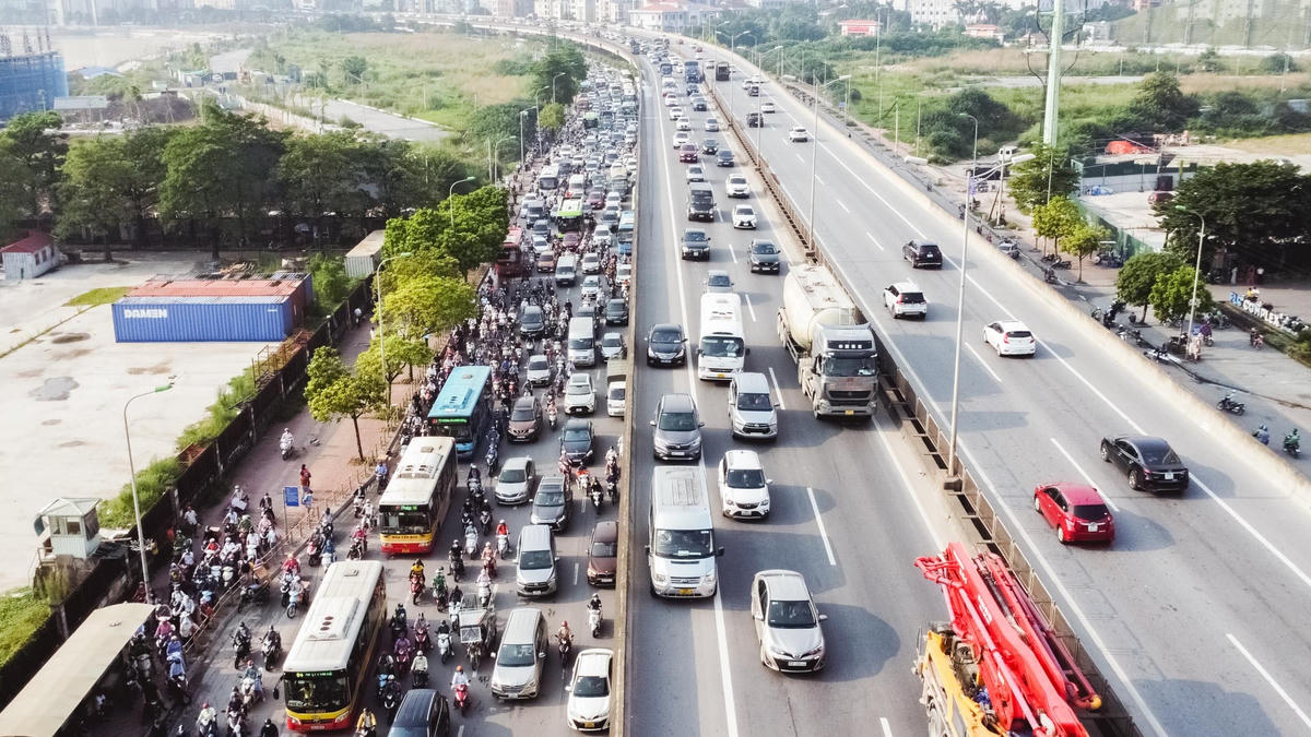 Thực hiện kế hoạch đảm bảo trật tự an toàn giao thông, phòng chống ùn tắc trên Vành đai 3 (đoạn từ cầu Phù Đổng - Vành đai 3 đến Ngã ba Hải Bối), lực lượng thuộc Phòng Hướng dẫn, điều khiển giao thông và dẫn đoàn (Cục CSGT) cùng Công an TP Hà Nội đã tiến hành nhắc nhở hàng loạt phương tiện vi phạm luật giao thông trên tuyến.