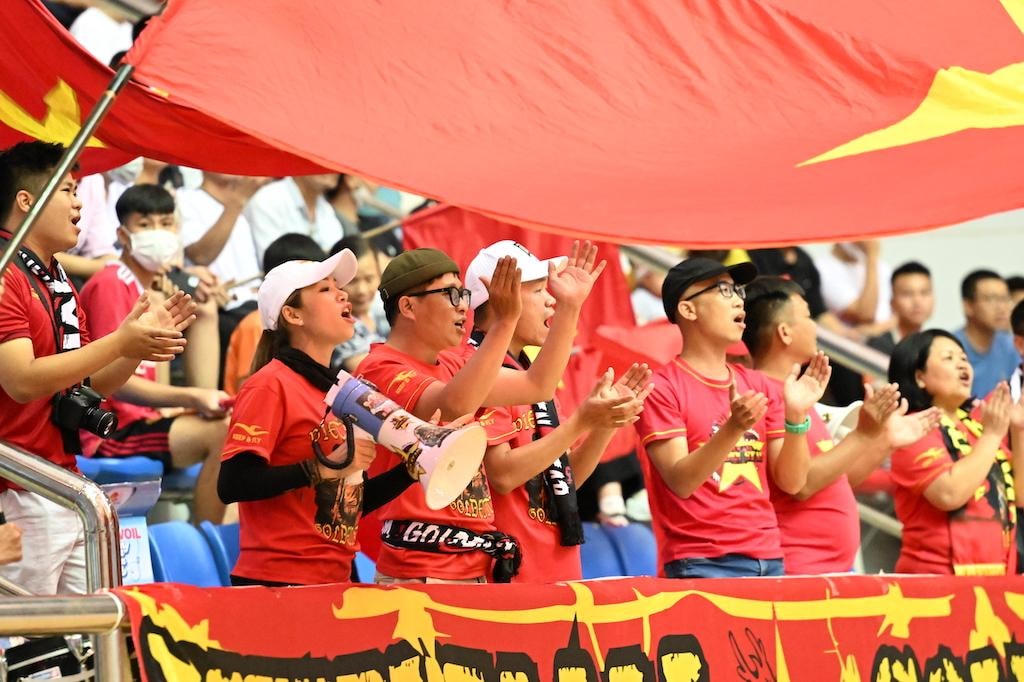 Hình ảnh khán giả phủ kín khán đài sân đấu Futsal SEA Games 31 tại Hà Nam