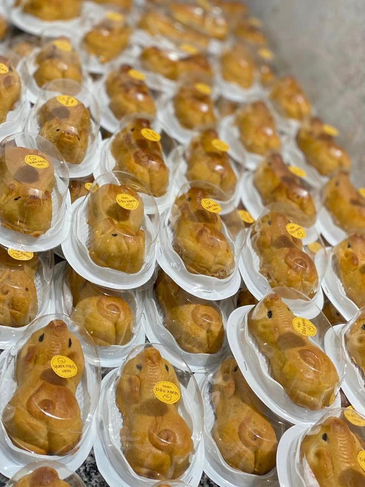 Theo chị Dung, lượng khách hàng đặt hàng bánh Trung thu handmade năm nay tăng đáng kể so với mọi năm. 