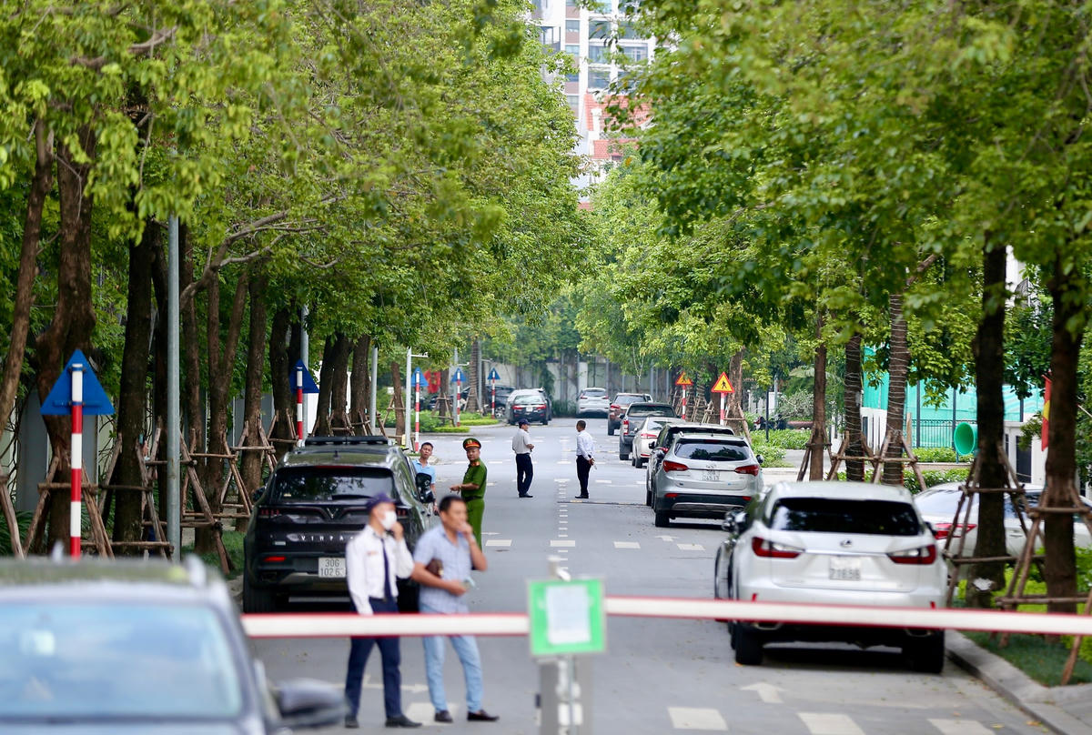 Công tác an ninh được thắt chặt quanh khu vực nhà ông Chu Ngọc Anh.