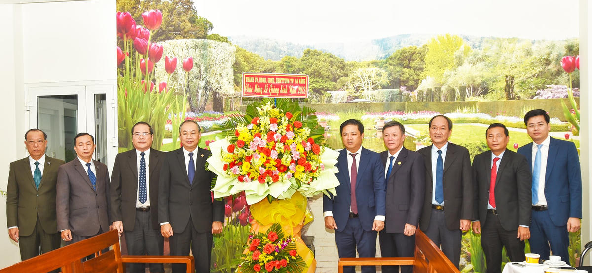 Lãnh đạo Thành ủy, HĐND, UBND, Ủy ban MTTQ Việt Nam TP Đà Nẵng chúc Giáng sinh 2022 tại Ban đại diện Hội Thánh Tin lành Đà Nẵng. Ảnh: Thanh Tùng.