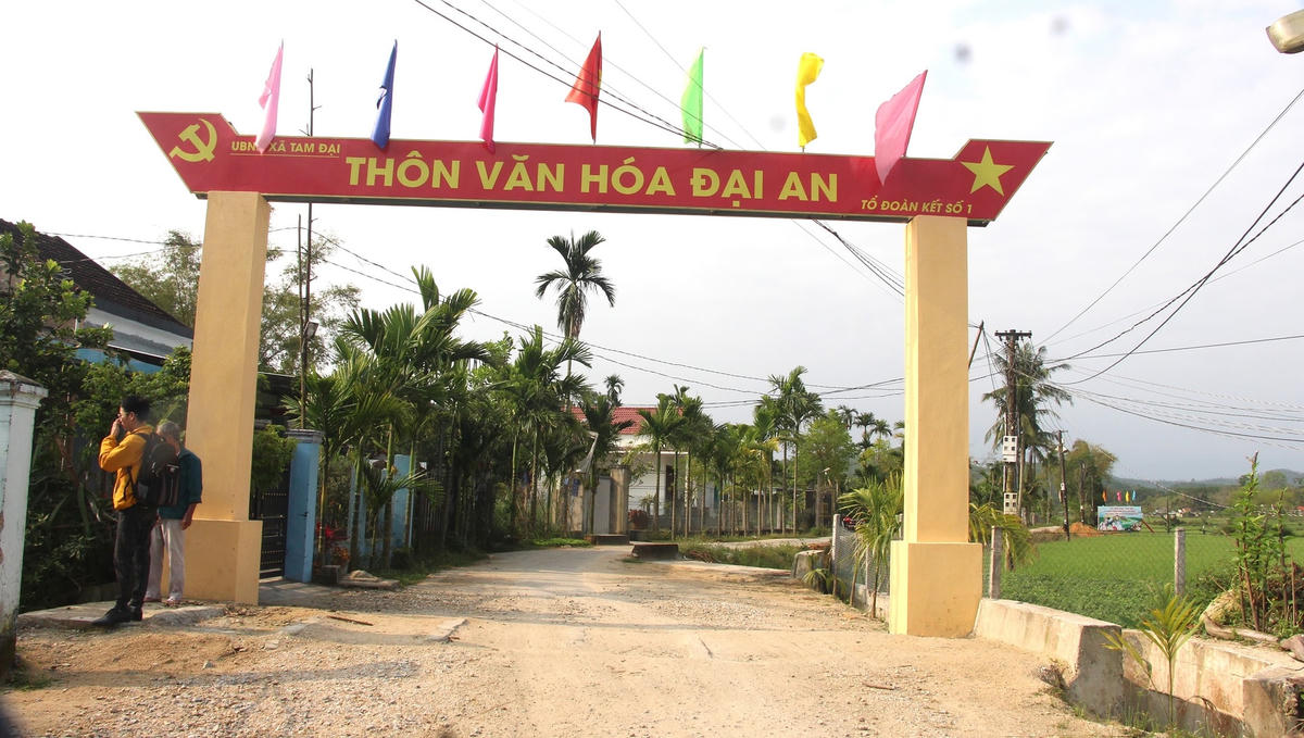 Một đoạn đường bê tông cũ qua thôn Đại An.