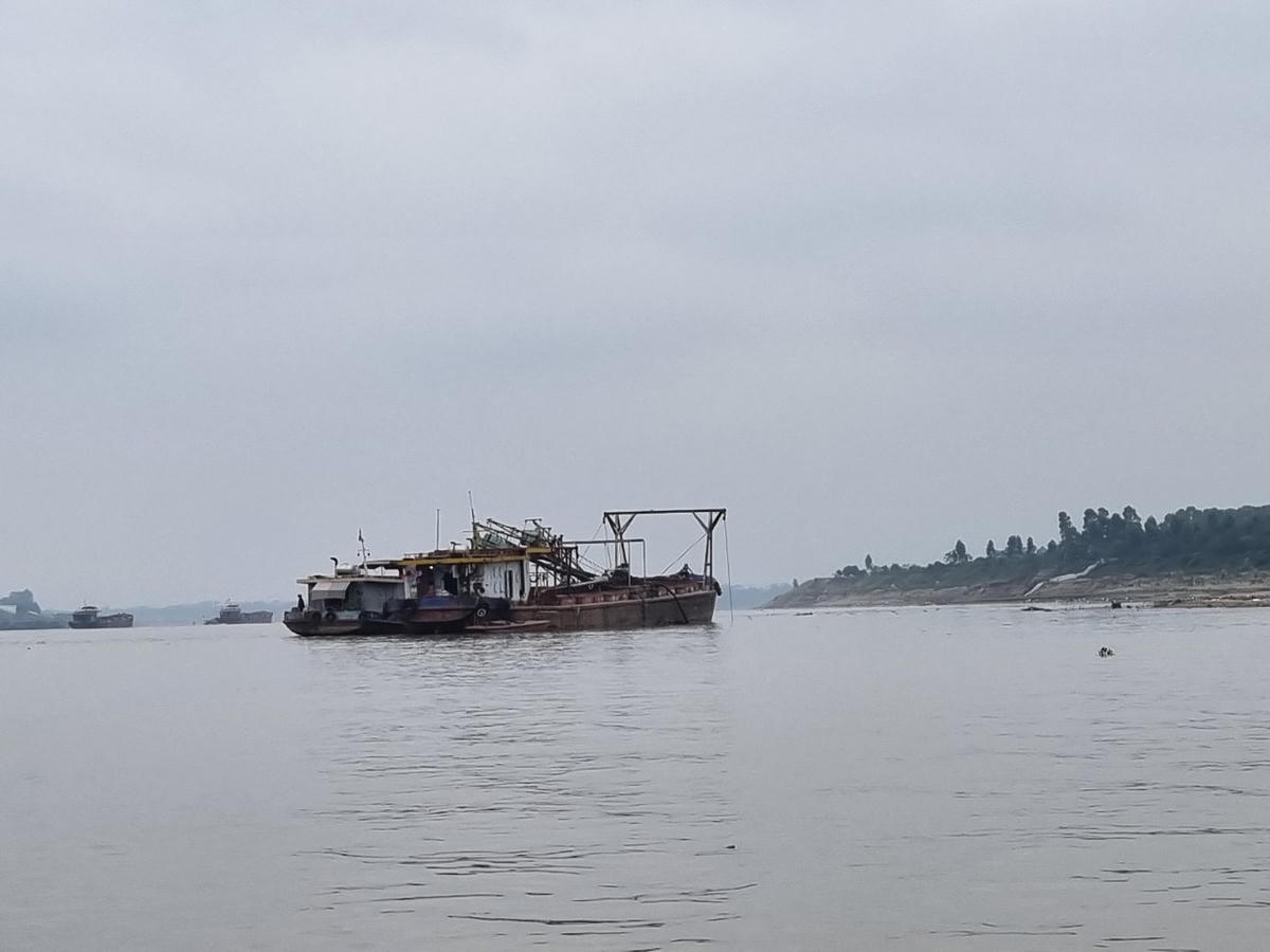 Hai phương tiện có dấu hiệu khai thác cát trái phép. Ảnh: Ngô Hùng