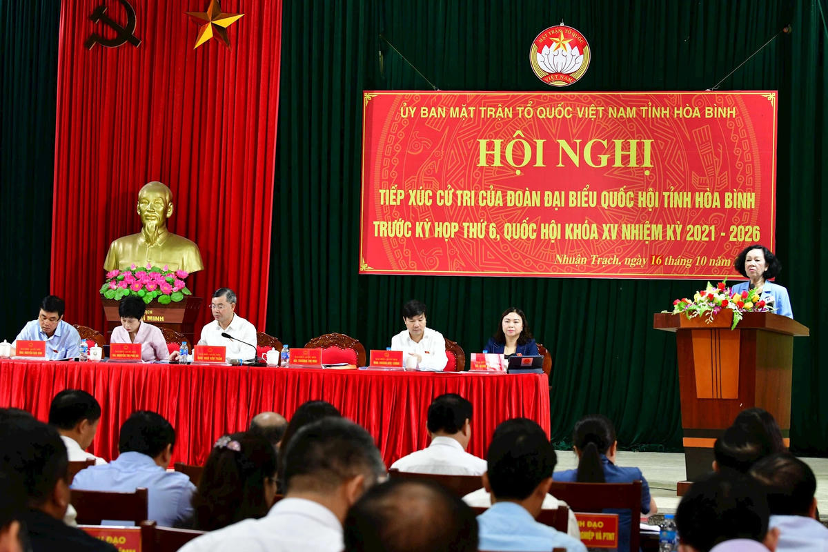 Quang cảnh buổi tiếp xúc cử tri.