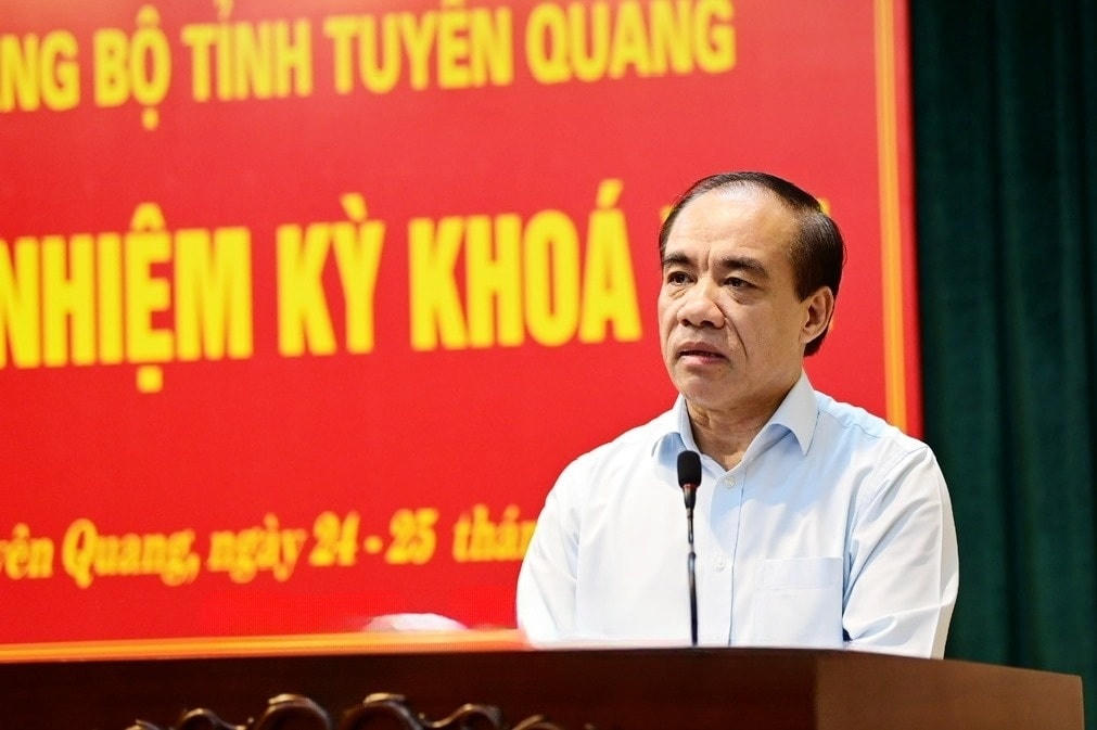 Đồng chí Chẩu Văn Lâm, Ủy viên BCH Trung ương Đảng, Bí thư Tỉnh ủy, Trưởng Đoàn ĐBQH tỉnh phát biểu khai mạc Hội nghị.