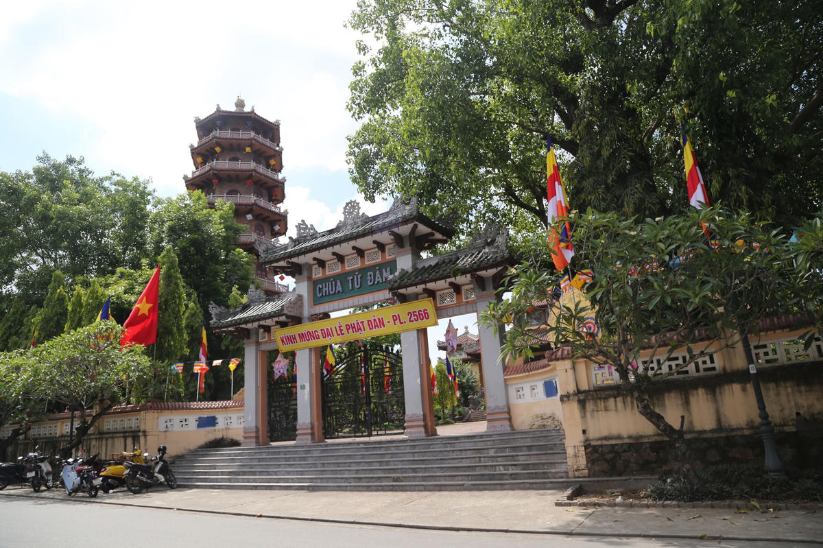 Chùa Từ Đàm được trang hoàng nhiều cờ đèn.