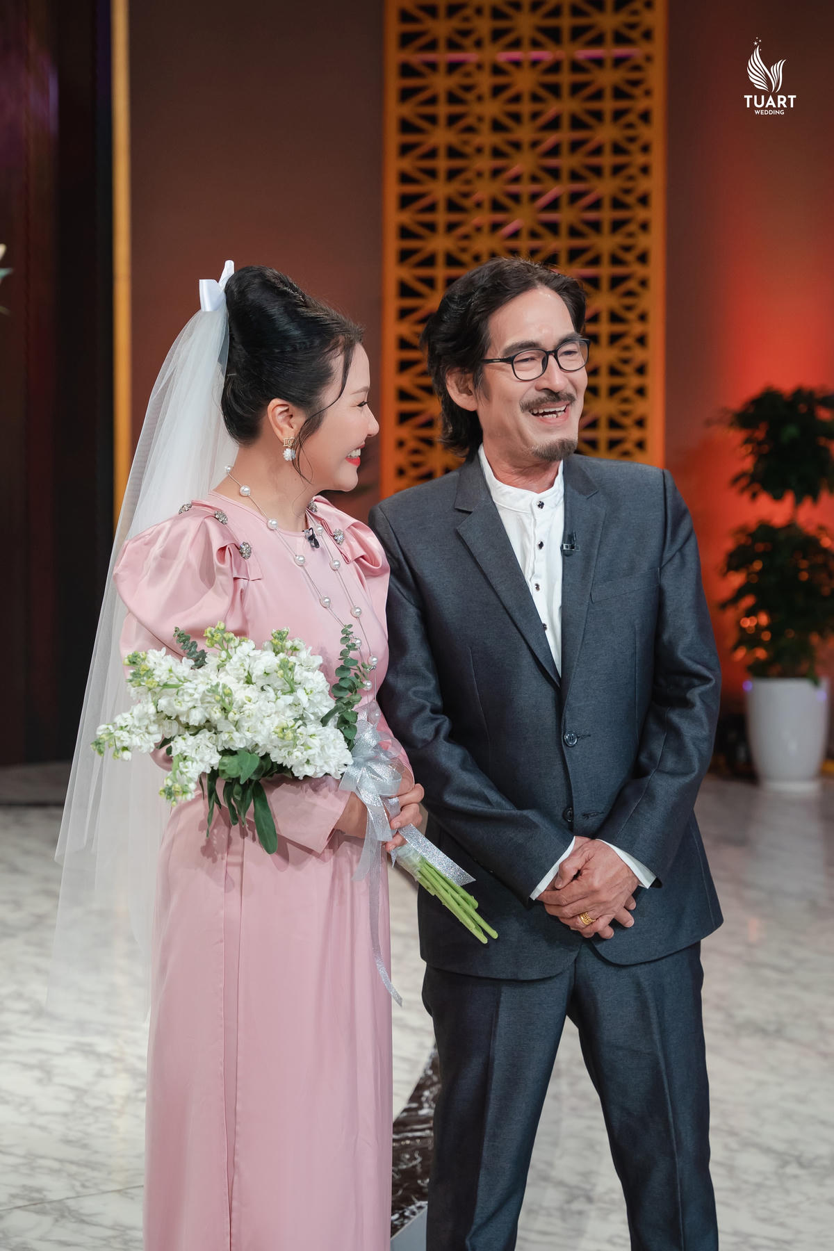 Thế nhưng tình yêu, sự chân thành đã giúp họ vượt qua mọi trắc trở đề bên nhau suốt 35 năm qua. 