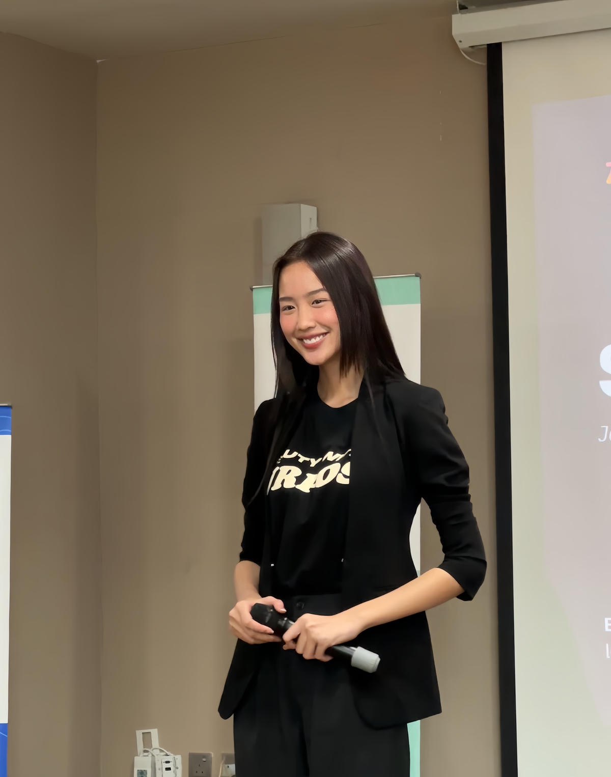 Bảo Ngọc thuyết trình bằng tiếng Anh lưu loát, tự tin. 