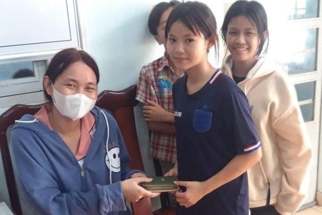 Ba cháu nhỏ trả lại tài sản cho người đánh rơi. Ảnh: Dân Trí.