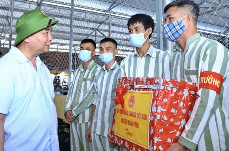 Chủ tịch nước Nguyễn Xuân Phúc tặng quà động viên các phạm nhân (Ảnh: VPCTN).