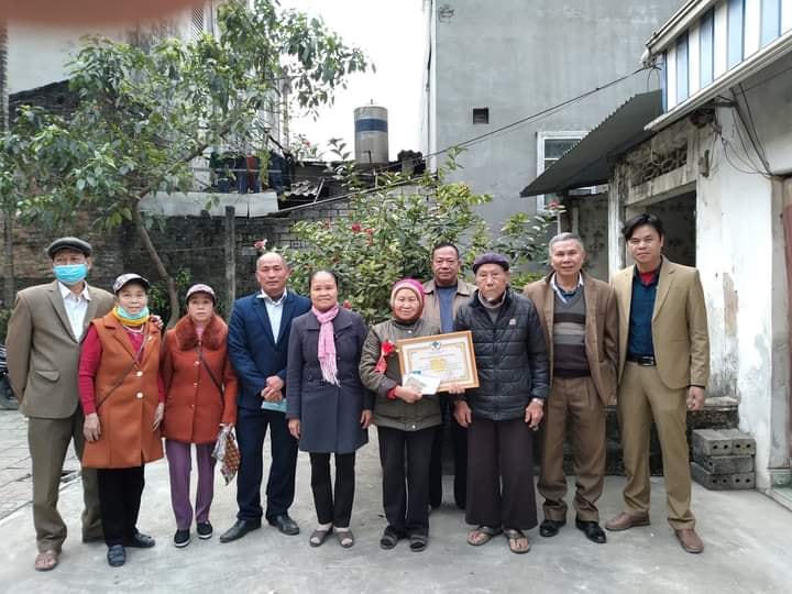 Ông Nguyễn Viết Đăng (người đầu tiên từ phải sang trái) tặng quà người cao tuổi trên địa bàn.