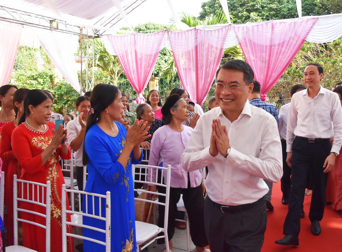 Bí thư Trung ương Đảng, Chánh Văn phòng Trung ương Đảng Lê Minh Hưng và Phó Chủ tịch UBTƯ MTTQ Việt Nam Phùng Khánh Tài cùng các đại biểu tham dự ngày hội.